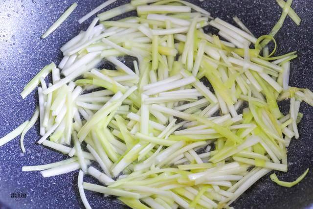 Trứng xào với lá này chưa đầy mấy phút là xong, vừa ngon lại siêu bổ
