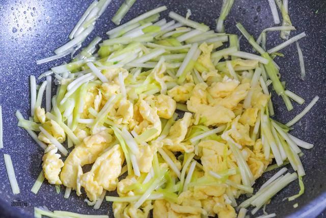 Trứng xào với lá này chưa đầy mấy phút là xong, vừa ngon lại siêu bổ