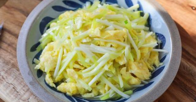 Trứng xào với lá này chưa đầy mấy phút là xong, vừa ngon lại siêu bổ