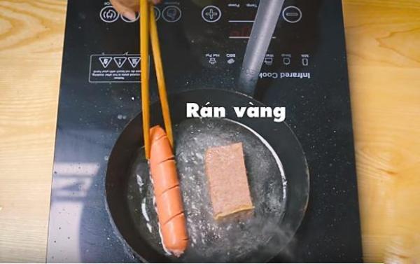 Tự làm bánh mì chảo đỉnh cao thế này cần gì đưa cả nhà ra hàng ăn cho tốn kém