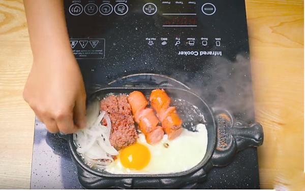 Tự làm bánh mì chảo đỉnh cao thế này cần gì đưa cả nhà ra hàng ăn cho tốn kém