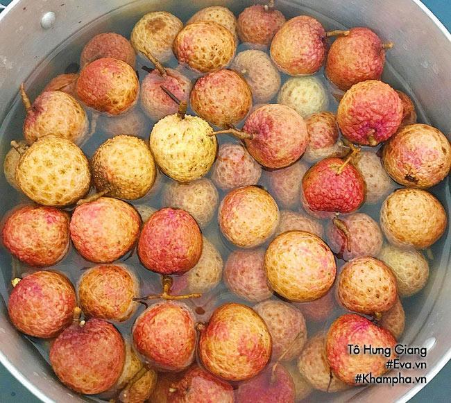 Tự làm siro vải đường đen giải khát ngày hè
