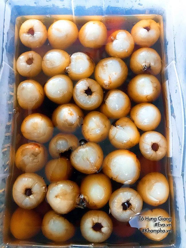 Tự làm siro vải đường đen giải khát ngày hè