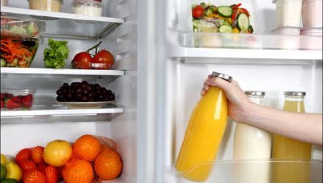 Tủ lạnh không còn ngập đồ nhờ mẹo sắp xếp và vệ sinh tuyệt vời này