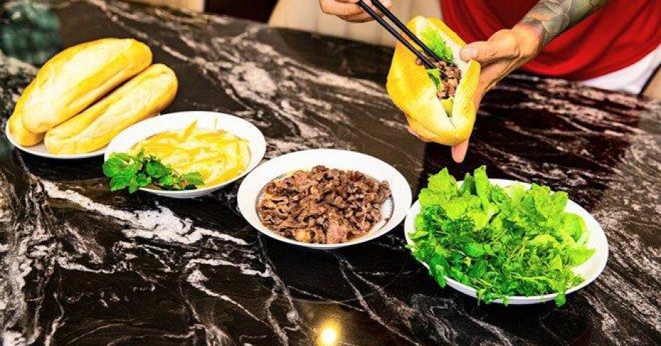 Tuấn Hưng tự làm bánh mì ú ụ thịt bò rồi bỗng dưng nảy ý định 