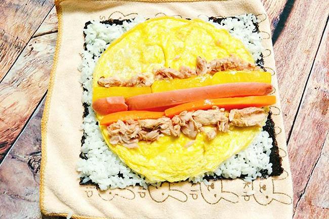 Tuyệt chiêu cuốn sushi không cần mành tre mà vẫn tròn đẹp xuất sắc