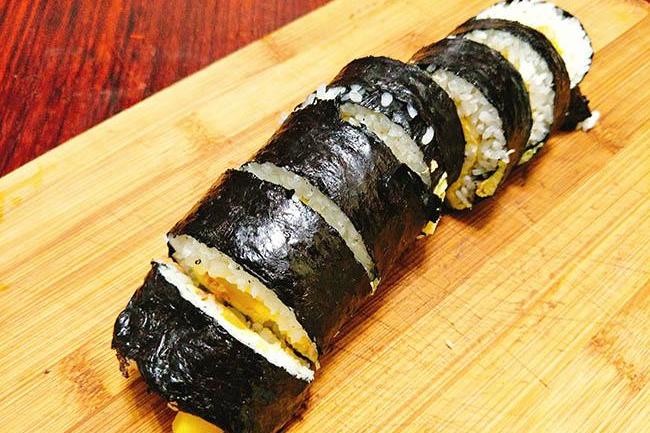 Tuyệt chiêu cuốn sushi không cần mành tre mà vẫn tròn đẹp xuất sắc