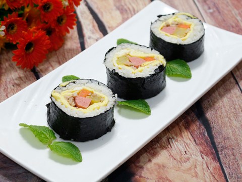 tuyet chieu cuon sushi khong can manh tre ma van tron dep xuat sac Tuyệt chiêu cuốn sushi không cần mành tre mà vẫn tròn đẹp xuất sắc