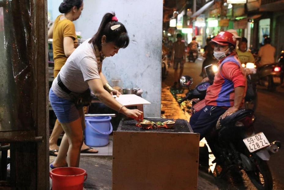 Vịt lộn nướng muối ớt nhìn ‘kinh dị’ mà người Sài Gòn ăn đông, ngày bán 800 trứng