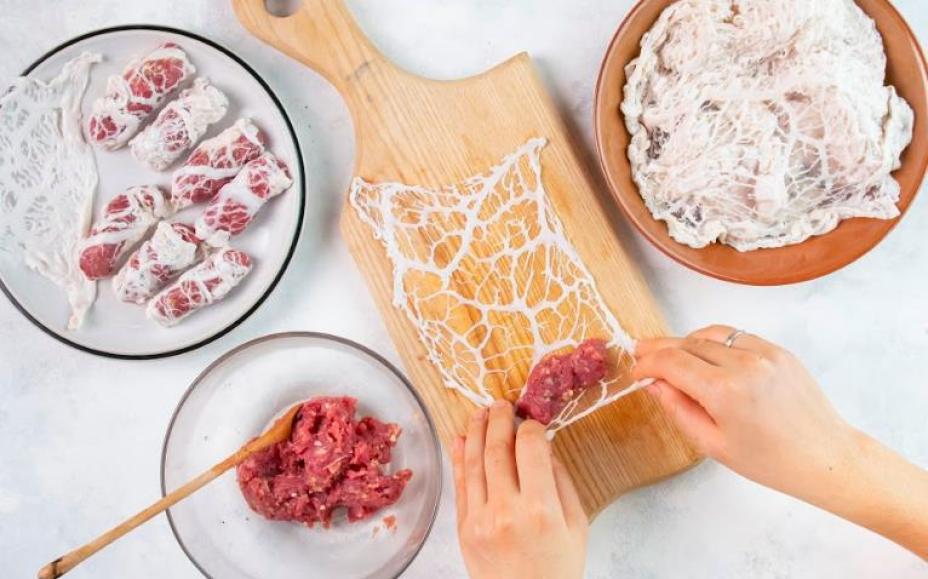 Vợ đảm chia sẻ món bò nướng mỡ chài từ công thức của Helen’s Recipes, nhìn thành quả là biết ngay anh chồng “số hưởng