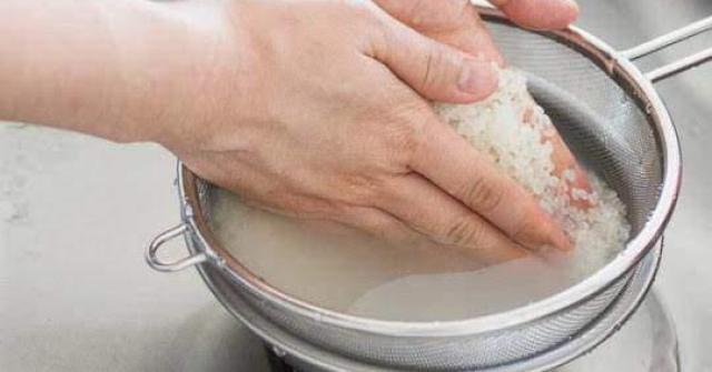 Vo gạo xong không nên nấu ngay, thêm bước này cơm thơm dẻo, hạt trong veo