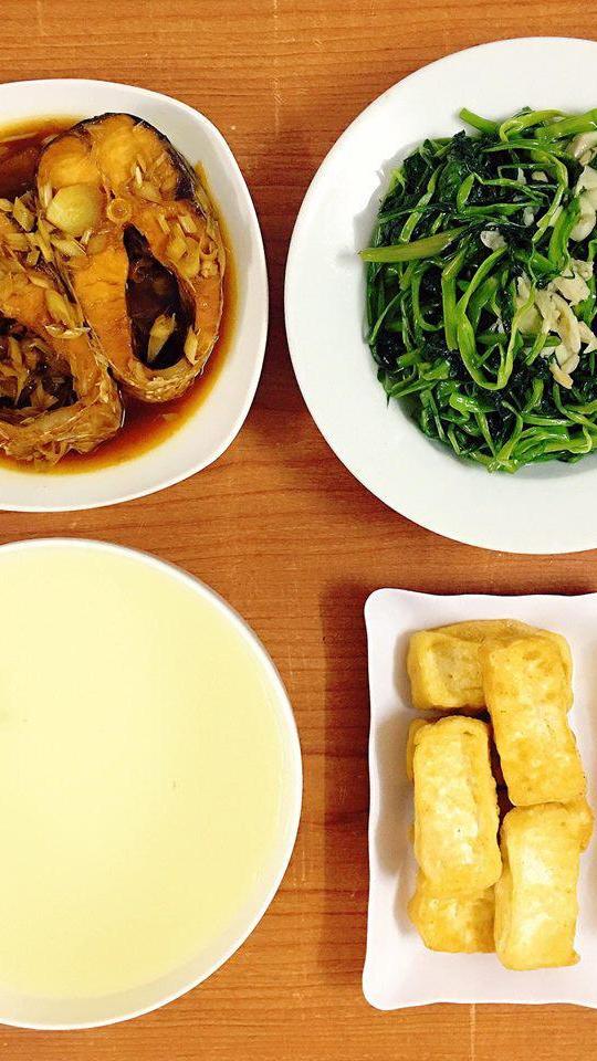 Vợ kỹ tính ghét nấu ăn qua loa, chồng thích thú khen "cơm nhà là số 1"