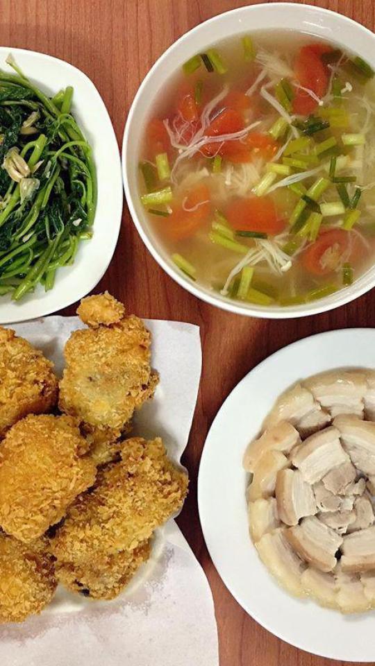 Vợ kỹ tính ghét nấu ăn qua loa, chồng thích thú khen "cơm nhà là số 1"