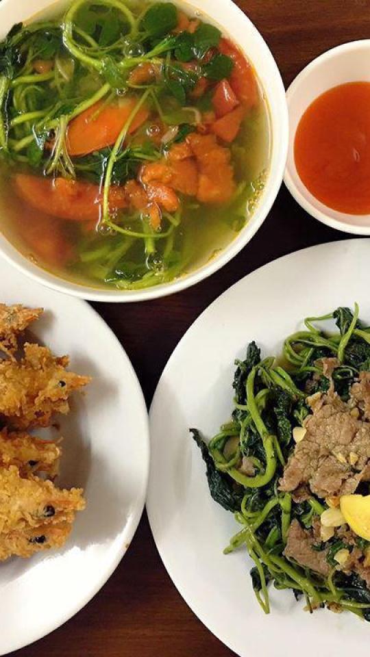 Vợ kỹ tính ghét nấu ăn qua loa, chồng thích thú khen "cơm nhà là số 1"