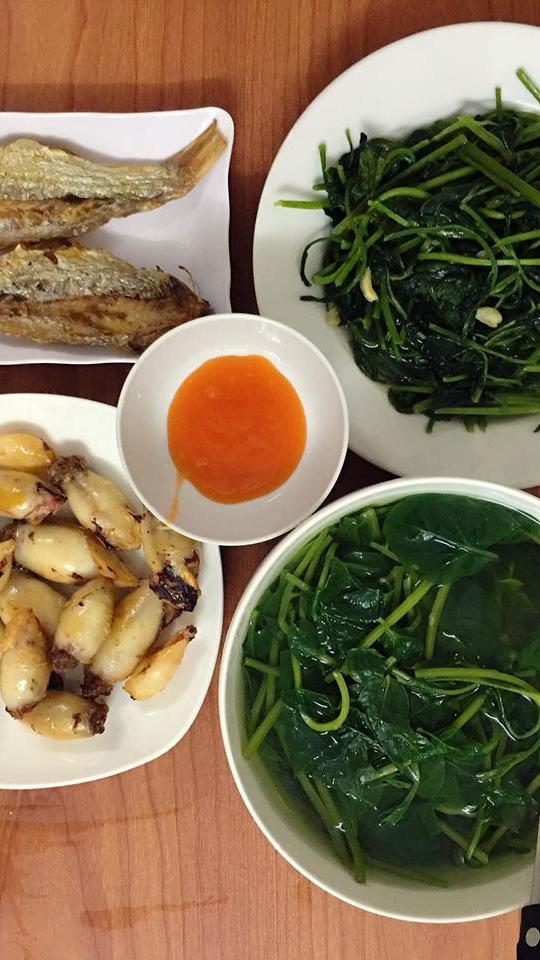 Vợ kỹ tính ghét nấu ăn qua loa, chồng thích thú khen "cơm nhà là số 1"