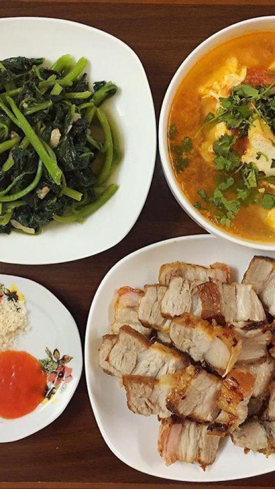 Vợ kỹ tính ghét nấu ăn qua loa, chồng thích thú khen "cơm nhà là số 1"