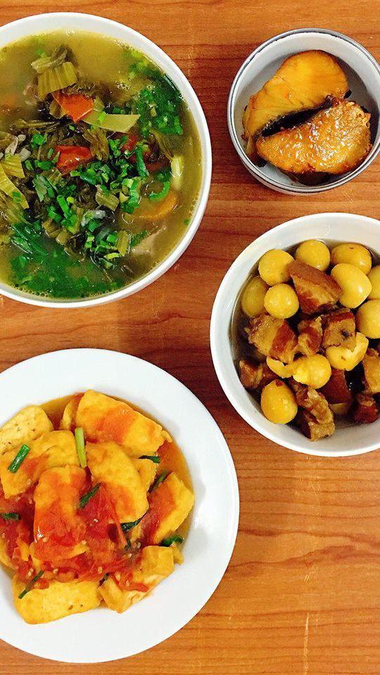 Vợ kỹ tính ghét nấu ăn qua loa, chồng thích thú khen "cơm nhà là số 1"