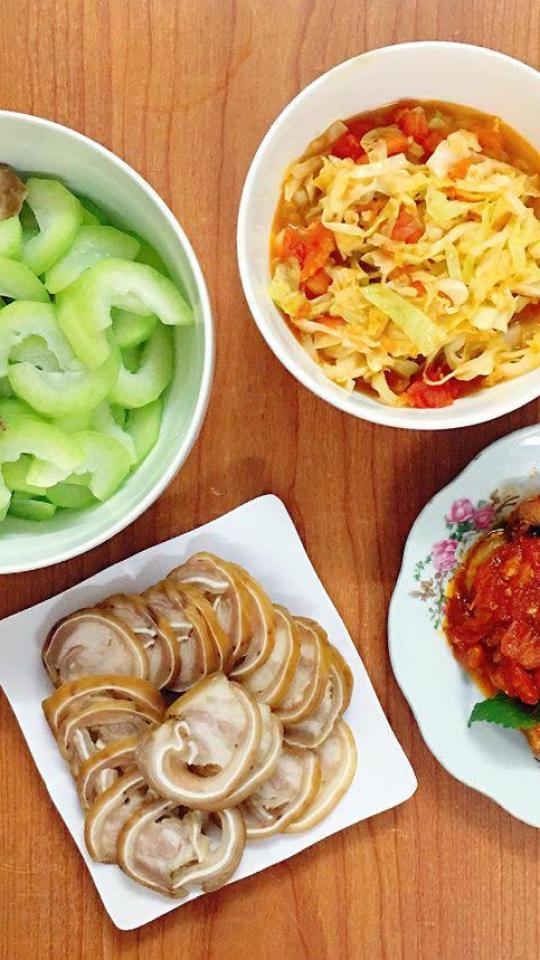 Vợ kỹ tính ghét nấu ăn qua loa, chồng thích thú khen "cơm nhà là số 1"