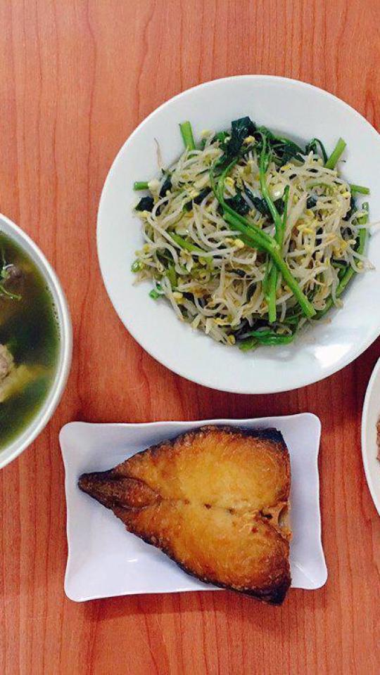 Vợ kỹ tính ghét nấu ăn qua loa, chồng thích thú khen "cơm nhà là số 1"