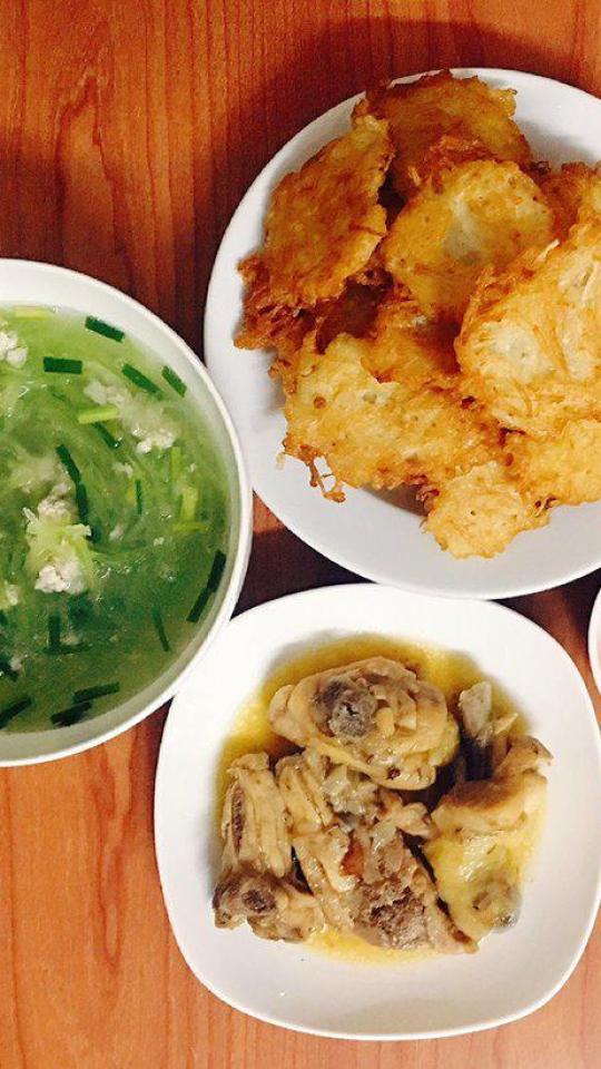Vợ kỹ tính ghét nấu ăn qua loa, chồng thích thú khen "cơm nhà là số 1"