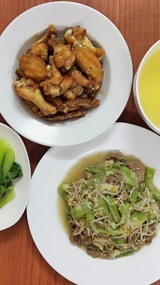 Vợ kỹ tính ghét nấu ăn qua loa, chồng thích thú khen "cơm nhà là số 1"