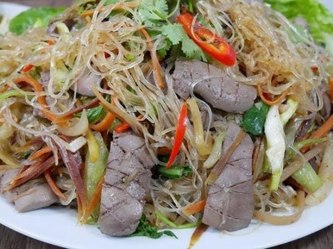 xao mien cu mai bi bet dinh hoa ra chi can them 1 buoc don gian nay thoi se c Xào miễn cứ mãi bị bết dính, hóa ra chỉ cần thêm 1 bước đơn giản này thôi sẽ có món miến xào tơi và dai ngon hơn hẳn