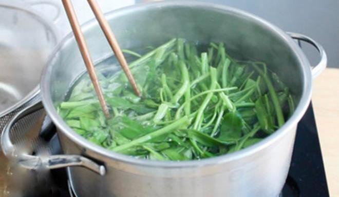 Xào rau đừng dại cho luôn vào chảo, làm theo cách này đảm bảo rau ngon hết ý