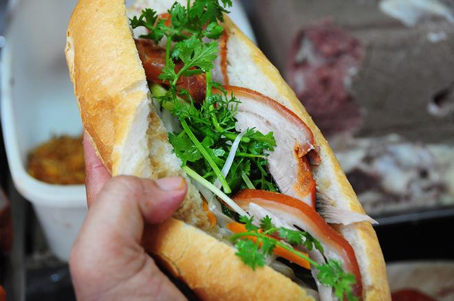 Xe bánh mì phá lấu 60 năm tại góc phố Sài Gòn