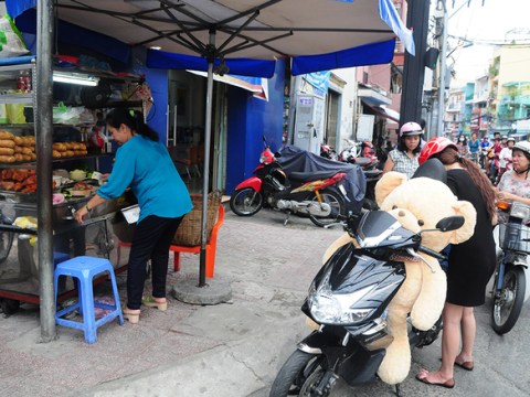 xe banh mi pha lau 60 nam tai goc pho sai gon Xe bánh mì phá lấu 60 năm tại góc phố Sài Gòn