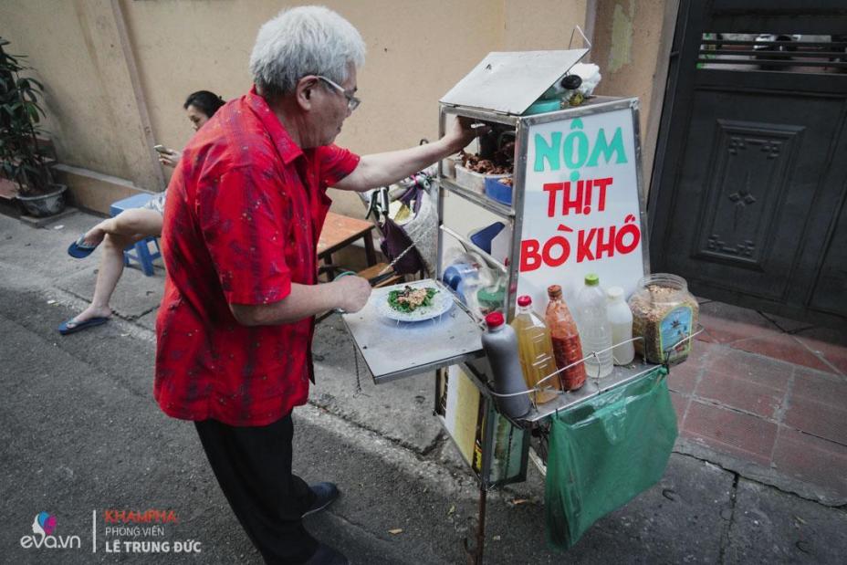 Xe nộm bò khô gần 40 năm không một tiếng rao, kiếm 4 triệu mỗi ngày của “giáo sư” HN