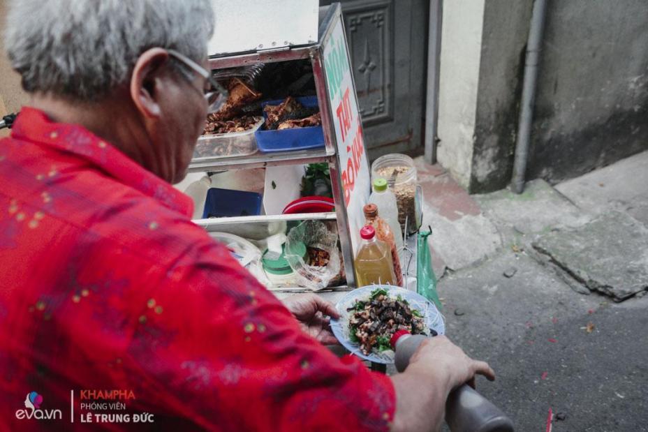 Xe nộm bò khô gần 40 năm không một tiếng rao, kiếm 4 triệu mỗi ngày của “giáo sư” HN