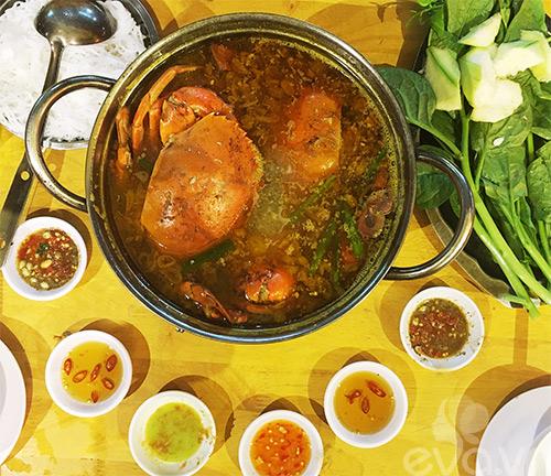 Xì xụp lẩu cua Cà Mau lề đường thơm ngọt chắc thịt
