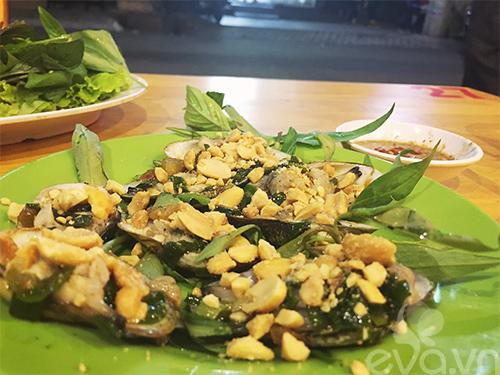 Xì xụp lẩu cua Cà Mau lề đường thơm ngọt chắc thịt