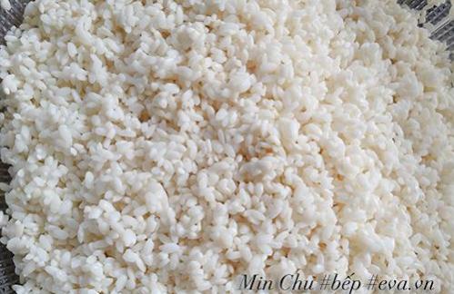 Xôi sắn ruốc rưới mỡ hành nóng hổi, dẻo ngon thế này là cùng!