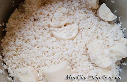 Xôi sắn ruốc rưới mỡ hành nóng hổi, dẻo ngon thế này là cùng!