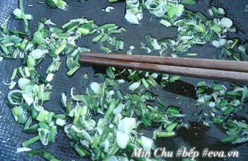 Xôi sắn ruốc rưới mỡ hành nóng hổi, dẻo ngon thế này là cùng!