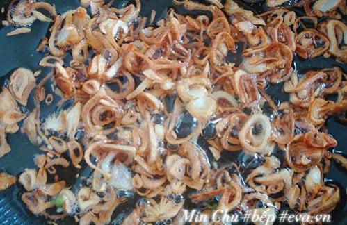 Xôi sắn ruốc rưới mỡ hành nóng hổi, dẻo ngon thế này là cùng!