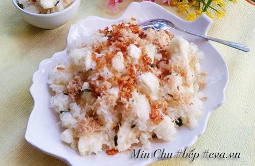 Xôi sắn ruốc rưới mỡ hành nóng hổi, dẻo ngon thế này là cùng!