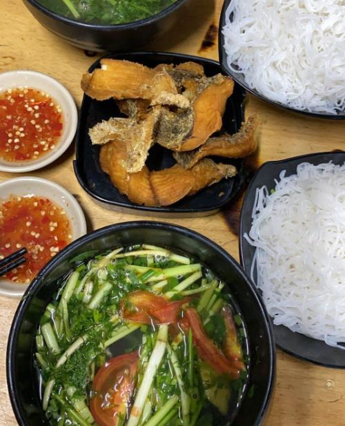 Yến Trang - Yến Nhi 'ăn không kịp thở' ở Hà Nội