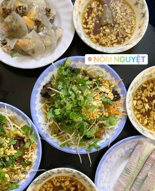 Yến Trang - Yến Nhi 'ăn không kịp thở' ở Hà Nội