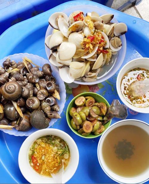 Yến Trang - Yến Nhi 'ăn không kịp thở' ở Hà Nội