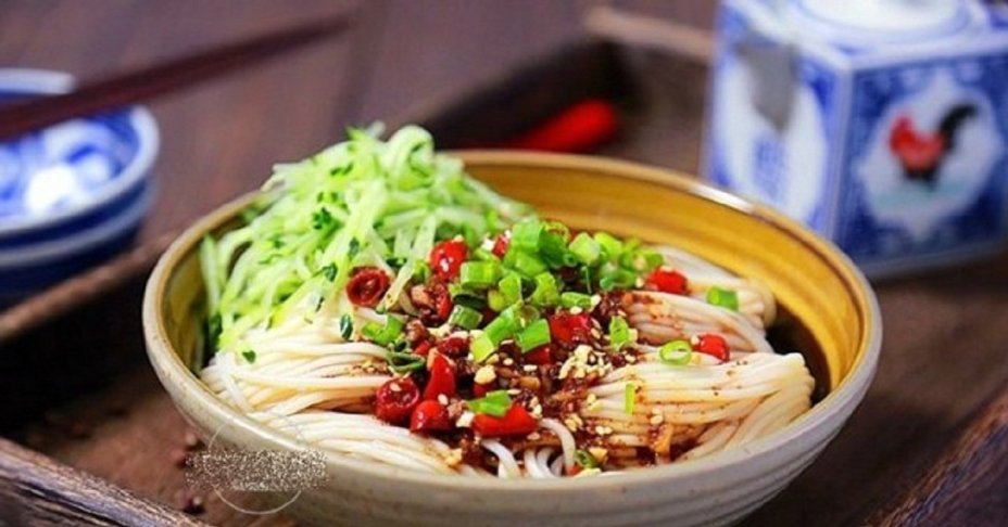 10 phút có ngay mì trộn sốt cay xua tan cái lạnh