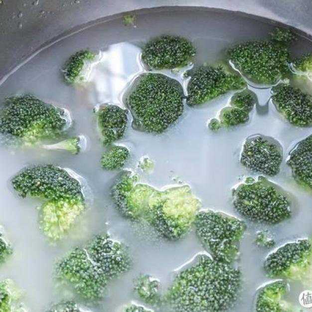 Bỏ 1 trong 3 thứ này vào nước rửa, súp lơ sẽ sạch xanh, không còn lo hóa chất