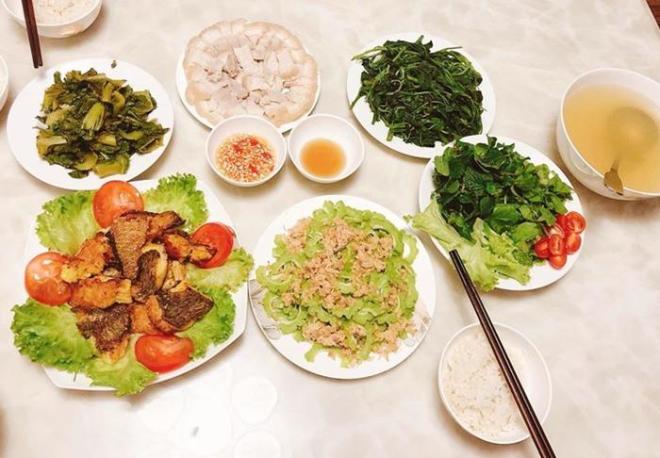Chăm con nhỏ lại có bầu, 9X vẫn nấu 3 bữa/ngày khiến chồng xót nói 