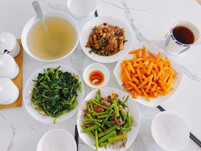 Chăm con nhỏ lại có bầu, 9X vẫn nấu 3 bữa/ngày khiến chồng xót nói 