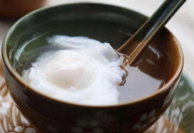 Chần trứng, thật sai lầm khi thả luôn vào nước sôi, thêm động tác này trứng ngon không sủi bọt