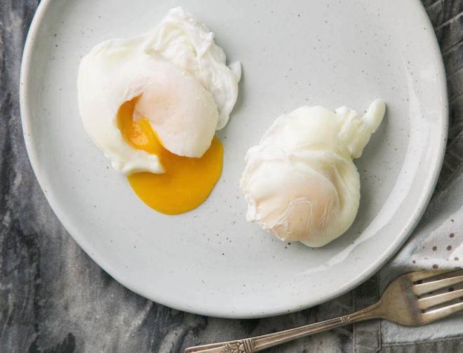 Chần trứng, thật sai lầm khi thả luôn vào nước sôi, thêm động tác này trứng ngon không sủi bọt