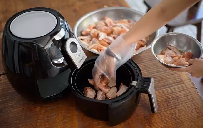 Dùng nồi chiên không dầu mà sao tôi chiên đồ ăn chẳng giòn ngon như mọi người? Câu trả lời ở hết trong đây!