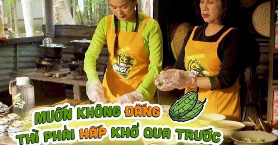 Lâm Vỹ Dạ vào bếp nấu ăn cùng mẹ chồng, nhan sắc của bà khiến ai cũng chú ý