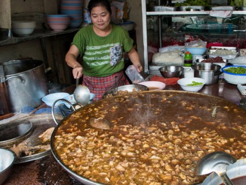 chao bo ham khong lo duoc ninh hon 40 nam o bangkok Chảo bò hầm khổng lồ được ninh hơn 40 năm ở Bangkok